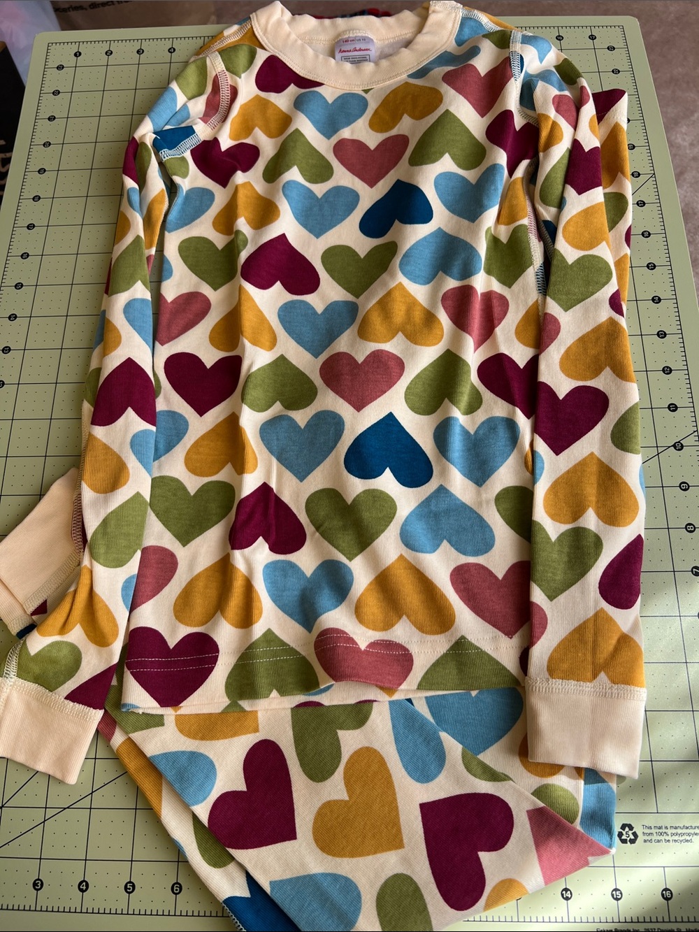 Hanna Andersson Cream Pajama Set with Multicolor Heart Print EUC